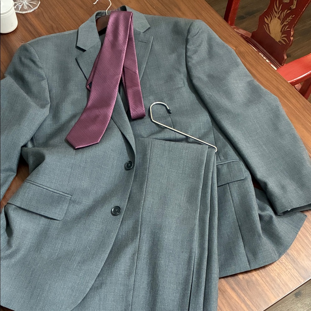Pronto Uomo Gray Suit with  burgundy Tie.  42 and 36 waist pants. See meas.